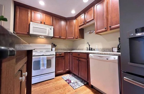 Elberton House | Cozy Cottage - Lake Front - GA Coldwater Retreat