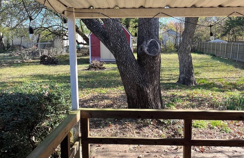 Bonham House | Cozy cottage, located in Bonham, close to attractions including 2 nearby lakes.