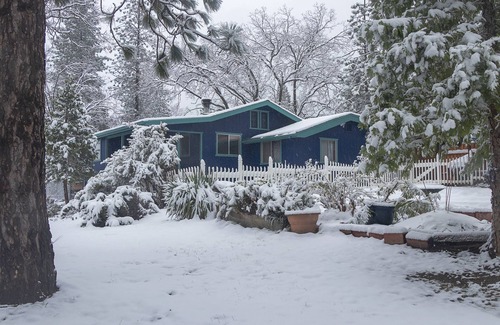 Wishon Cottage | Cozy cottage near Bass Lake and Yosemite, with Sundeck, Firepit & Pergola areas.