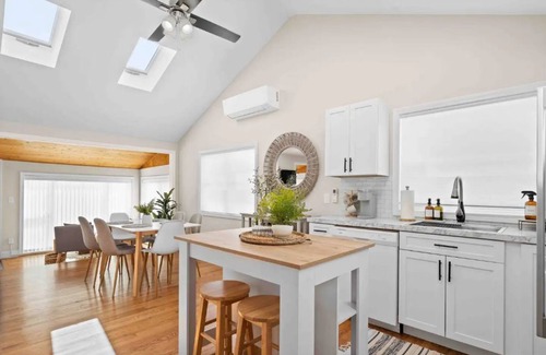 Portsmouth Cottage | Cozy Cottage Near Newport & Bristol. Walk to Beach