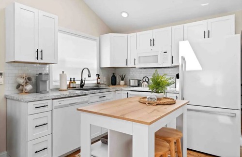 Portsmouth Cottage | Cozy Cottage Near Newport & Bristol. Walk to Beach