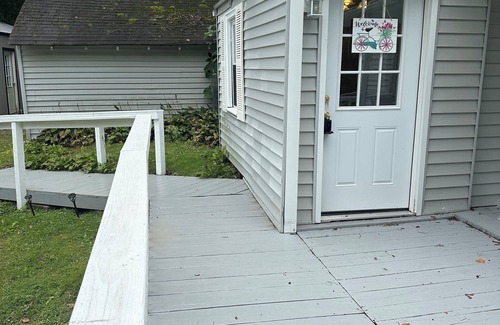 Portage Lakes House | Cozy cottage near The Portage Lakes that sits on a beautiful oversized lot.
