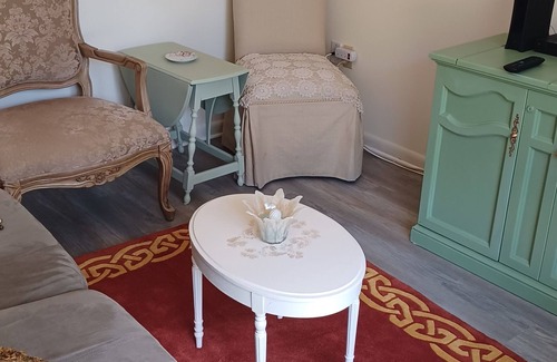 Homosassa Cottage | Cozy cottage nestled on a quiet street. Plenty of parking space .