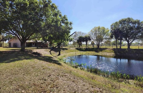 Okeechobee Cottage | Cozy cottage on 8 acres near state park and atv trails. Pet Friendly!