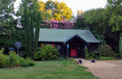 Adairsville Cottage | Cozy Cottage on Creek 1/2 mi. from Barnsley Resort - No Cleaning or Pet Fees