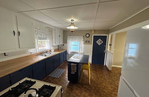 Gladstone Cottage | Cozy cottage on Little Bay De Noc minutes away from a public boat launch!