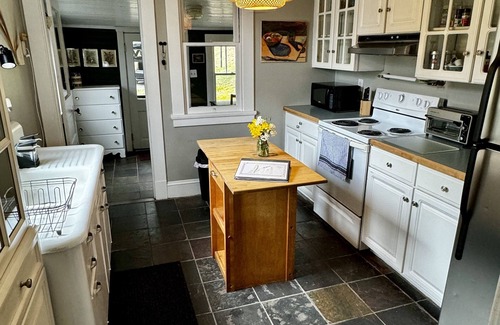 Warm Springs Cottage | Cozy cottage on the hill in the heart of Warm Springs.