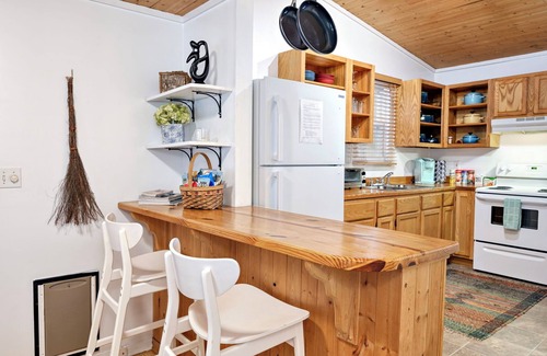 Skyland Cottage | Cozy Cottage on the Ridge 5min to Downtown Asheville