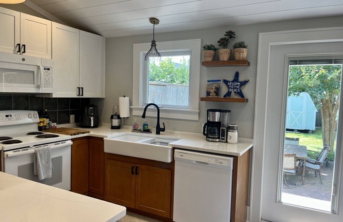Cape Charles House | Cozy Cottage - quaint and comfy - 5 blocks to the beach, 1 block to Mason Ave.