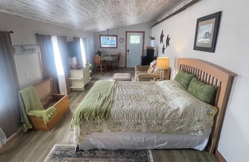 Rolla Cottage | Cozy cottage right off I-44 with horse stable & Rv sites available. Near college