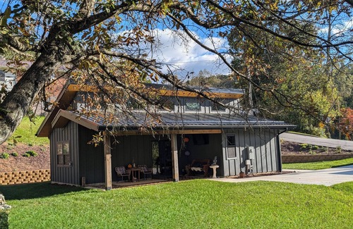 Waynesville Cottage | Cozy Cottage Sleeps 4! - Master King Bedroom and Hideaway Loft with Double Bed.