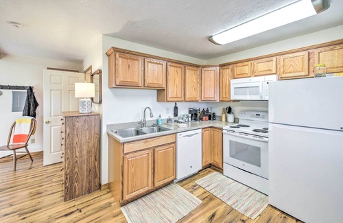 Grantsdale Cottage | Cozy Cottage Studio: Stunning Mountain Views!