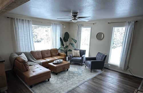 Butte Cottage | Cozy Cottage Tucked back with an Amazing View of Pioneer Peak!