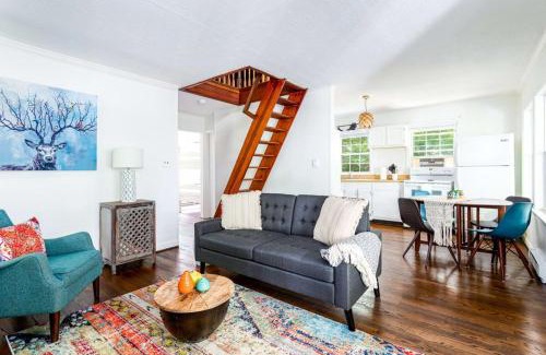 Front Royal House | Cozy Cottage w Hot Tub, Fire Pit, WiFi & Sunroom!