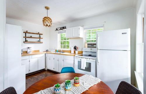 Front Royal House | Cozy Cottage w Hot Tub, Fire Pit, WiFi & Sunroom!