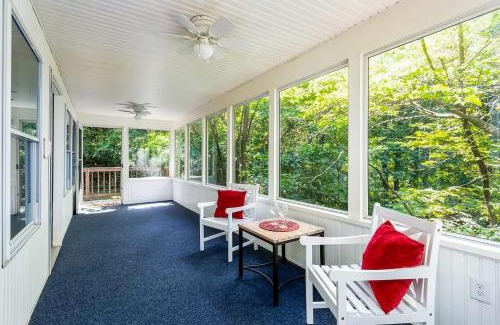 Front Royal House | Cozy Cottage w Hot Tub, Fire Pit, WiFi & Sunroom!
