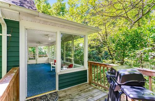 Front Royal House | Cozy Cottage w Hot Tub, Fire Pit, WiFi & Sunroom!