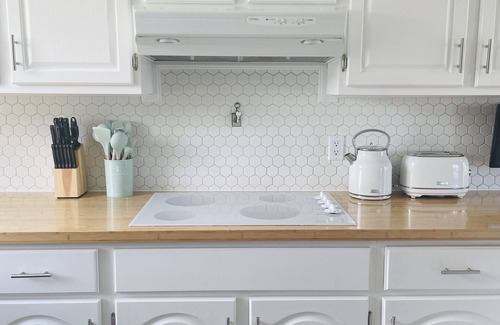 Petit-Etang Cottage | Cozy cottage w/sunset views + quick walk to a private beach (dog friendly!)