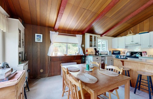 South Thomaston House | Cozy Cottage with Ocean Views, Sunsets and Dog-Friendly Charm