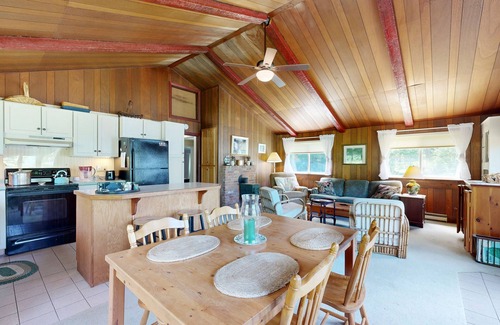South Thomaston House | Cozy Cottage with Ocean Views, Sunsets and Dog-Friendly Charm