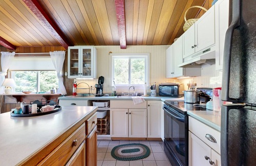 South Thomaston House | Cozy Cottage with Ocean Views, Sunsets and Dog-Friendly Charm