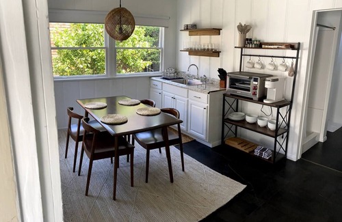 Beverly Grove Cottage | Cozy cottage with 1 bedroom and WiFi, AC in wonderful West Hollywood