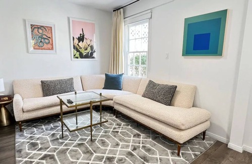 Beverly Grove Cottage | Cozy cottage with 1 bedroom and WiFi, AC in wonderful West Hollywood