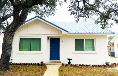 Navarre Cottage | Cozy Cottage with Beach Access