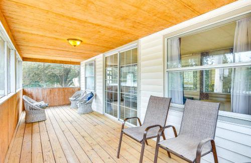 Versailles House | Cozy Cottage with Deck Walk to Lake of the Ozarks!