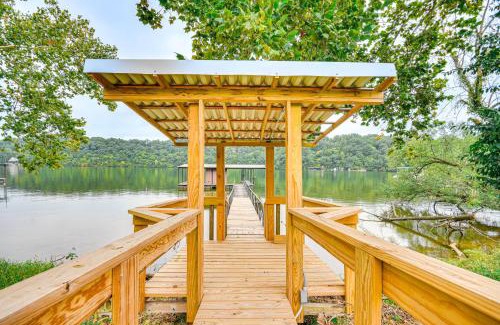 Versailles House | Cozy Cottage with Deck Walk to Lake of the Ozarks!