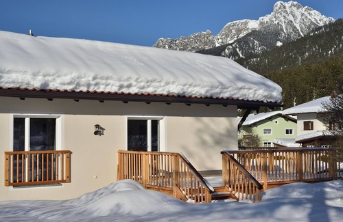 Reutte House | Cozy cottage with large garden, balcony, veranda