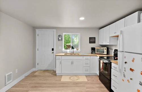 Puyallup House | Cozy Cottage With Loft