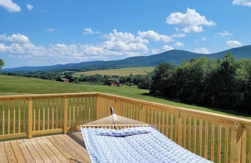 Stamford House | COZY COTTAGE WITH MOUNTAIN VIEW AT LAKEFRONT LOT