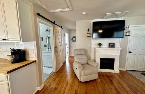 Grove City House | Cozy Cottage with Walkability to Downtown Grove City