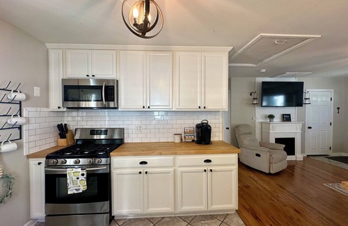 Grove City House | Cozy Cottage with Walkability to Downtown Grove City