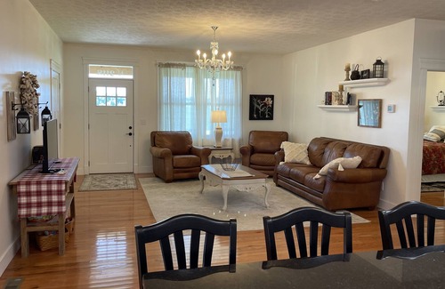 Rockfield House | Cozy country bungalow close to Purdue University, State Park, and Lakes