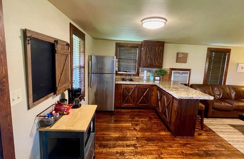 Moodys Cabin | Cozy Country Cabin with a king-size bed