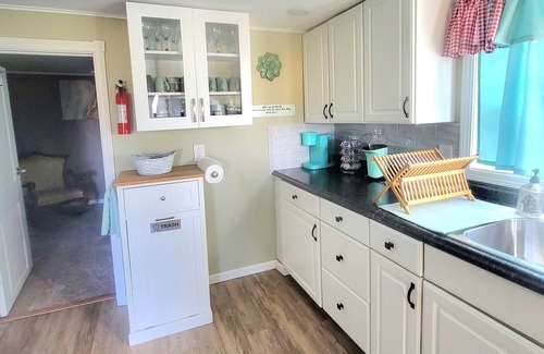 Irving House | Cozy Country Home. 5 minutes from Sunset Bay Beach!