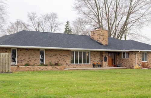 Goshen House | Cozy Country Home/Hot Tub/Pool/WI-FI/King Bed/Gym