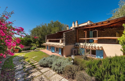 Solanas House | Cozy country villa set in a large garden