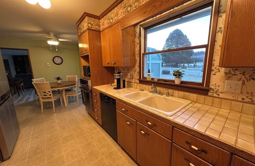 Forks House | Cozy countryside getaway in downtown Forks, Washington.