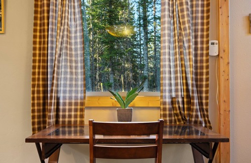 Kalispell Cabin | Cozy Couples cabin, hikers delight, epic Mountain View