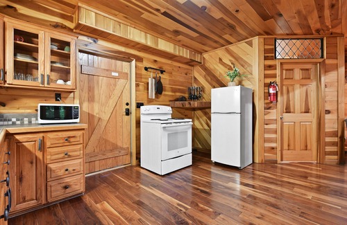 Laurelville Cabin | Cozy Couples Cabin! Hidden in the Woods of Hocking Hills!