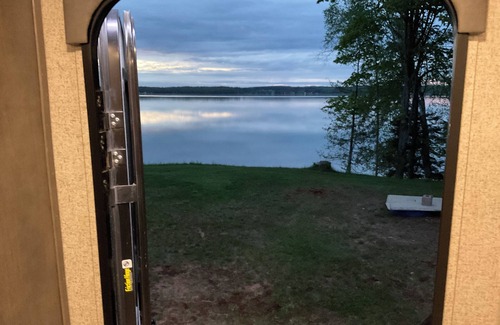 McMillan Cottage | Cozy couples camper with your own private 100ft lake front.