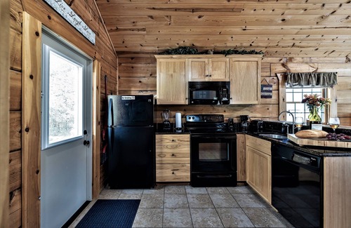 Stanley Cabin | Cozy Couples Mountain Log Cabin #5 Hot Tub Stone Fireplace LURAY Shenandoah Park