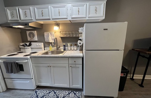 Fayetteville Apartment | Cozy Court Street #3 Steps from Everything!