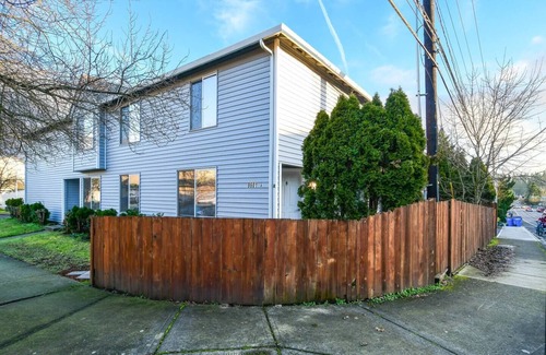 Vancouver House | Cozy Couve Apartment Close to Everything!