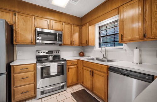 Van Buren House | Cozy Cove-Cute 3BR in Town