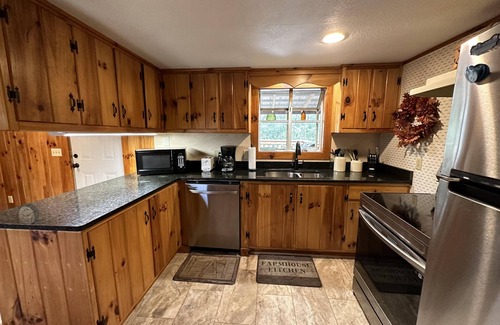 Candler Cottage | Cozy Creek on a Loud Mtn.Creek- Hot Tub, Fireplace,Romantic,Grill,WiFi,Private