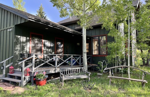Cuchara House | Cozy Creek side 3 bedroom Cabin- kid & pet friendly